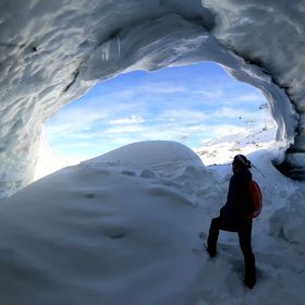 Beeindruckende Eishöhle in den Zermatter Bergen.