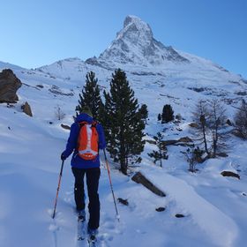 Zermatt ist ein Paradies für Tourengeher, die die malerische Bergkulisse und die Schneesicherheit zu schätzen wissen.
