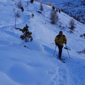 Ein Skitourengeher steigt durch tiefen Pulverschnee in Zermatt und hinterlässt seine Spuren in der makellosen Schneelandschaft.