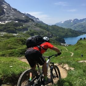 Sommerliches Mountainbiking in den Schweizer Alpen bei Zermatt – ein Erlebnis voller Abenteuer und natürlicher Schönheit.