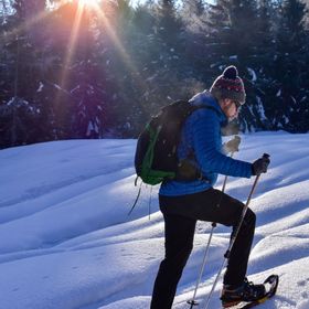 Ein Schneeschuhwanderer in Zermatt erlebt die Faszination des Wintersports und die Ruhe der Natur.