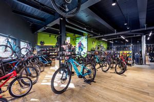 Grosses Verkaufsareal mit Fahrrädern, Bikes und Zubehör 