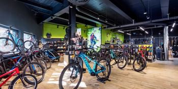 Grosses Verkaufsareal mit Fahrrädern, Bikes und Zubehör