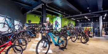 Grosses Verkaufsareal mit Fahrrädern, Bikes und Zubehör 