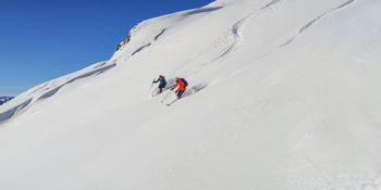 Zermatt bietet Skifahrern die Möglichkeit, die schneesicheren Hänge inmitten einer traumhaften Bergkulisse zu erkunden.