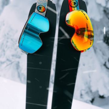 Skis und Skibrillen warten im verschneiten Zermatt auf das nächste Abenteuer im Schnee.
