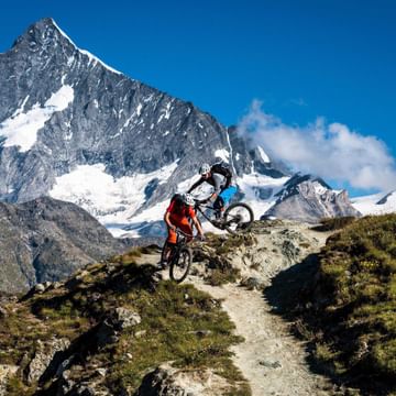 Der spektakuläre Blick auf die majestätischen Berge während einer aufregenden Fahrradtour durch die malerische Region Zermatt