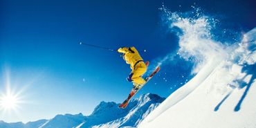 Ein Skifahrer in Zermatt erfreut sich an der Kombination aus Schneesicherheit, Sonnenschein und einem atemberaubenden Panorama.