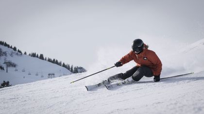 Ein Skifahrer in Zermatt genießt die Freiheit und den Spaß des Skifahrens in einer atemberaubenden Berglandschaft.