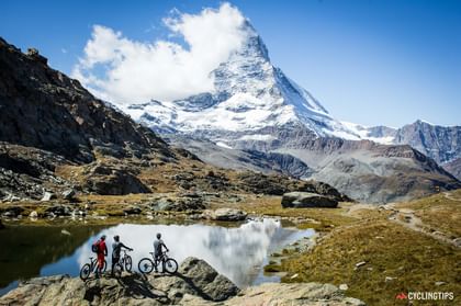 Während einer entspannten Radtour in Zermatt geniessen die Radfahrer einen unvergesslichen Panoramablick auf die umliegenden Alpen