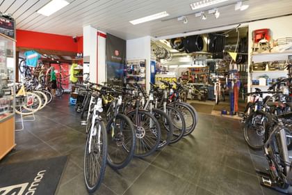Verschiedene Bike Modelle im Bikestore in Zermatt