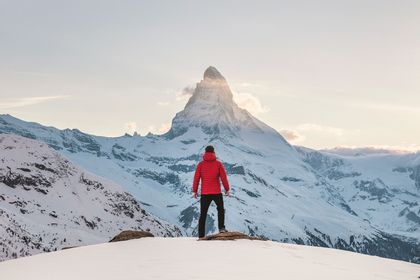 Ein Skifahrer erlebt in Zermatt das ultimative Winterparadies mit sicheren Pisten und einem atemberaubenden Panorama.