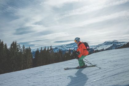 Auf den Pisten von Zermatt erlebt ein Skifahrer die Freude am Wintersport und die Schönheit der verschneiten Bergwelt.