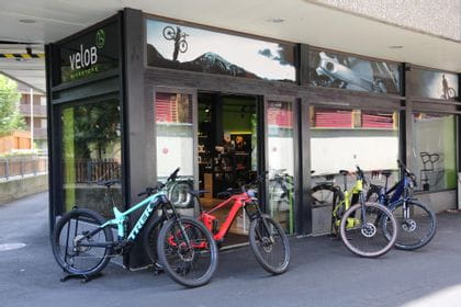 Fahrräder von Trek und anderen Marken vorm Bikestore in Zermatt 