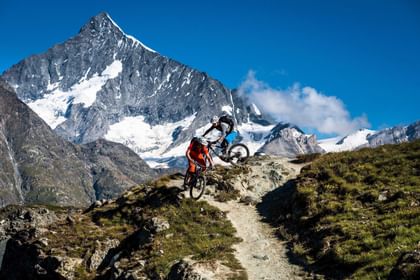 Der spektakuläre Blick auf die majestätischen Berge während einer aufregenden Fahrradtour durch die malerische Region Zermatt