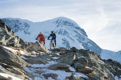 Radfahrer erkunden die abwechslungsreichen und anspruchsvollen Trails in Zermatt, umgeben von unberührter Natur.