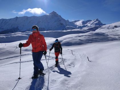 Die schneesicheren Wege von Zermatt laden Schneeschuhwanderer dazu ein, die malerische Bergkulisse zu erkunden.