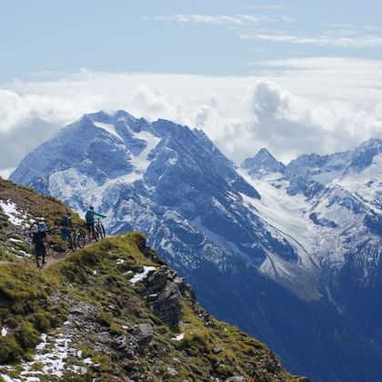 Ein Abenteuer pur: Mountainbiker erobern die wilden und herausfordernden Trails in den Bergen von Zermatt.