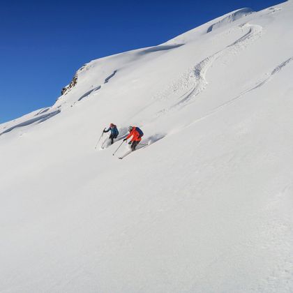 Zermatt bietet Skifahrern die Möglichkeit, die schneesicheren Hänge inmitten einer traumhaften Bergkulisse zu erkunden.