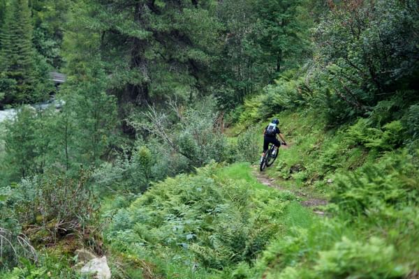 Biker geniessen die unberührte Natur und die friedliche Atmosphäre der Berge von Zermatt, fernab vom Alltag.