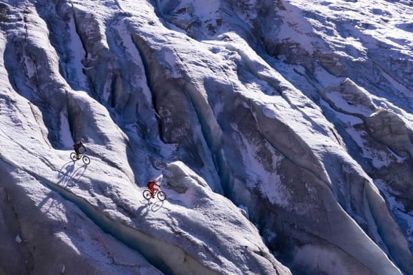 Mountainbiker geniessen die Herausforderung der anspruchsvollen Trails in Zermatt, wo Adrenalin und Naturerlebnis verschmelze